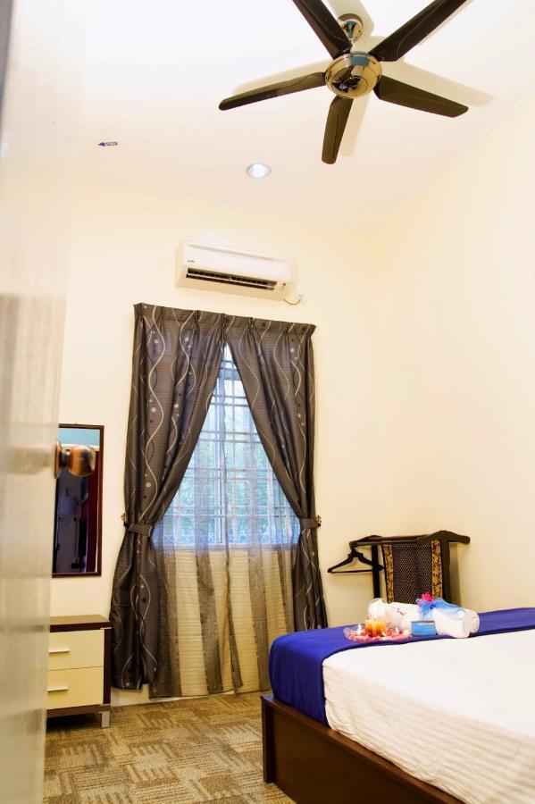 Homestay Hj Esmon Parit Raja Uthm Batu Pahat Exteriör bild