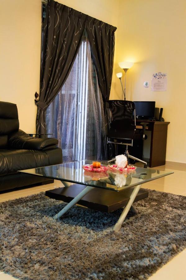 Homestay Hj Esmon Parit Raja Uthm Batu Pahat Exteriör bild