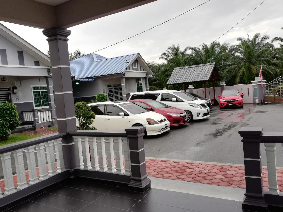 Homestay Hj Esmon Parit Raja Uthm Batu Pahat Exteriör bild